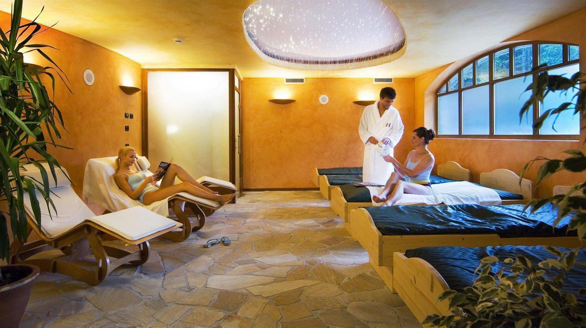 Carlo Magno Hotel Spa Resort มาดอนนาดีกัมปิโญ ภายนอก รูปภาพ