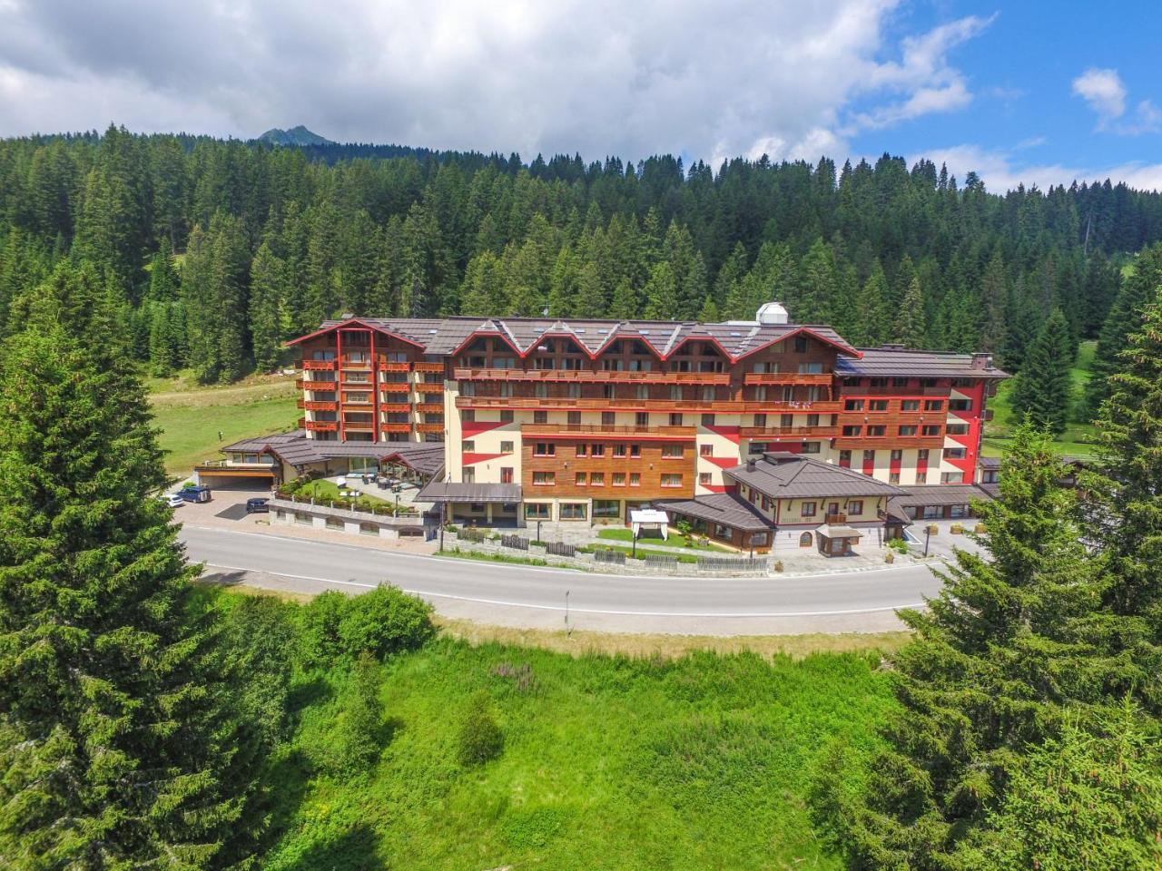 Carlo Magno Hotel Spa Resort มาดอนนาดีกัมปิโญ ภายนอก รูปภาพ