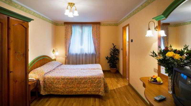 Carlo Magno Hotel Spa Resort มาดอนนาดีกัมปิโญ ภายนอก รูปภาพ